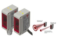 DC rectangular retro-reflective polarized photolectric sensors (10 x 30 x 20 mm) without "halo" light (PointSpot technology). Sensing range 6 m